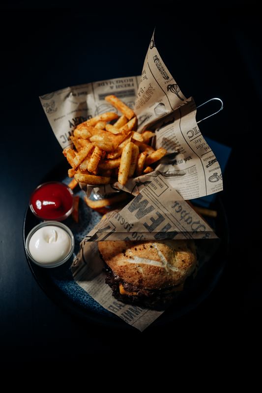 Smash Burger mit Pommes, Ketchup und Mayo von oben