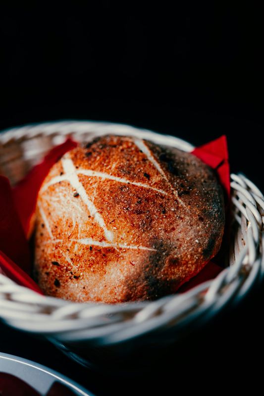 Getoastetes Hausbrot im Körbchen