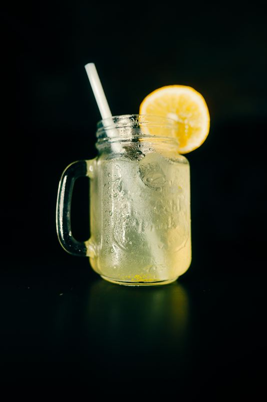 Hausgemachte Limonade im Glaskrug mit Zitronenscheibe