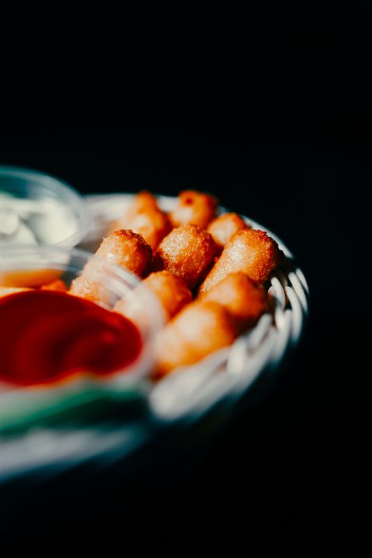 Goldbraune Mozzarella Sticks mit Ketchup