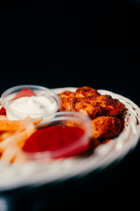 Knusprige Chicken Nuggets mit Dips