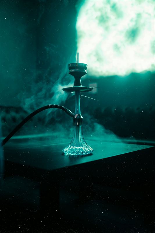 Shisha mit Rauch im türkisen Licht