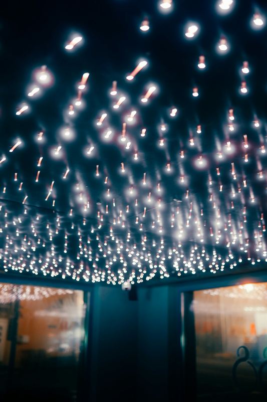 Sternenhimmel-Decke mit hunderten Lichtpunkten